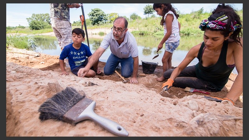 Los trabajos de excavación en Arroyo Seco. El hallazgo revolucionó a grandes y chicos en la región. 