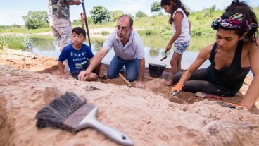 Los trabajos de excavación en Arroyo Seco. El hallazgo revolucionó a grandes y chicos en la región.