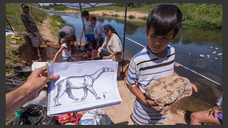 Los trabajos de excavación en Arroyo Seco. El hallazgo revolucionó a grandes y chicos en la región. 