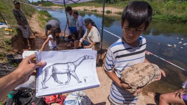 Los trabajos de excavación en Arroyo Seco. El hallazgo revolucionó a grandes y chicos en la región.