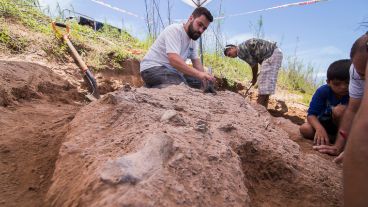 Los trabajos de excavación en Arroyo Seco. El hallazgo revolucionó a grandes y chicos en la región.