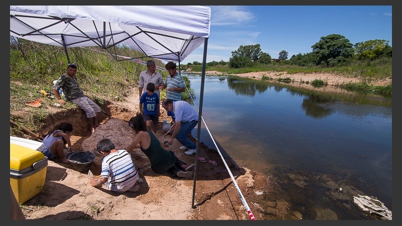 Los trabajos de excavación en Arroyo Seco. El hallazgo revolucionó a grandes y chicos en la región. 
