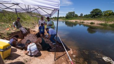 Los trabajos de excavación en Arroyo Seco. El hallazgo revolucionó a grandes y chicos en la región.