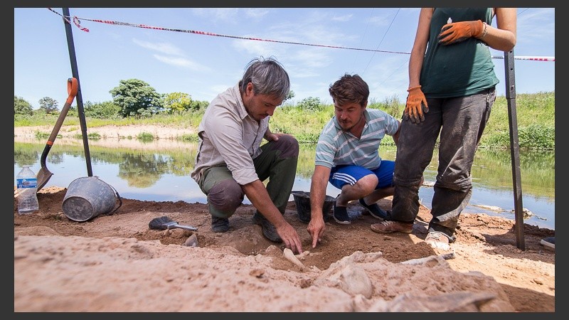 Los trabajos de excavación en Arroyo Seco. El hallazgo revolucionó a grandes y chicos en la región. 