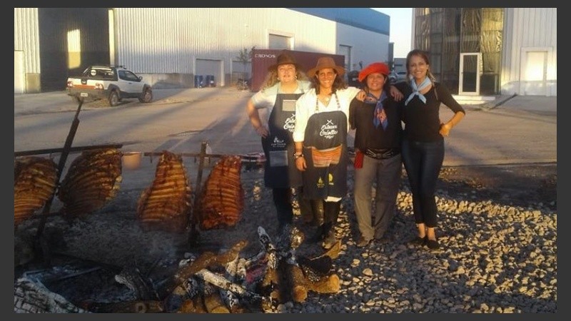 Las asadoras argentinas en acción. 