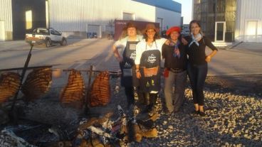 Las asadoras argentinas en acción.