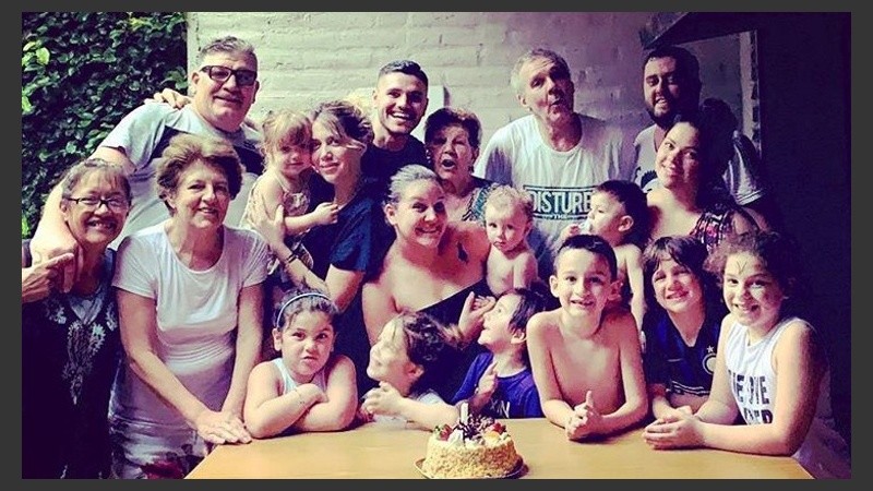 La foto de la reciente visita de Wanda y Mauro a la casa de su padre en Rosario. 