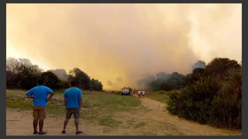 Imágenes del incendio que tomaron testigos en Gesell.