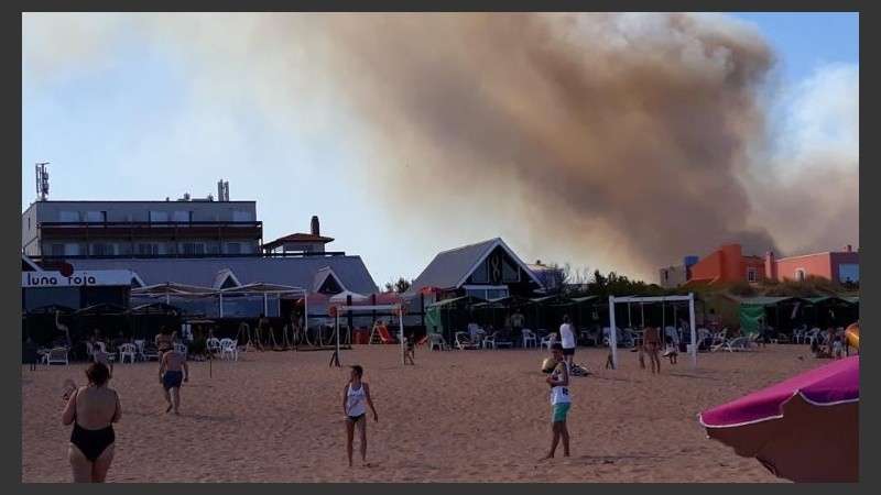 Imágenes del incendio que tomaron testigos en Gesell.