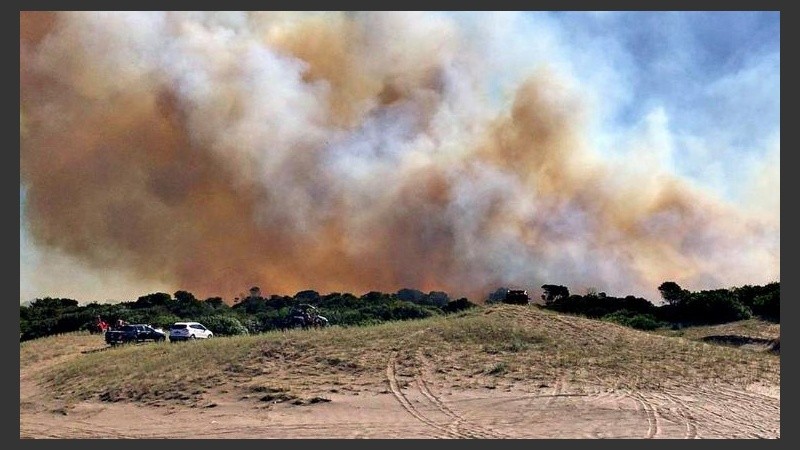 Imágenes del incendio que tomaron testigos en Gesell.