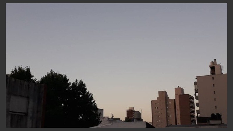 Ni una nube en el atardecer rosarino de este sábado, pero se viene el agua.