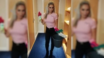 Con 1,5 millones de seguidores, la británica Sophie Hinchliffe asegura que "limpiar, relaja".