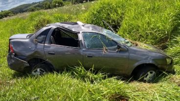 El coche debió ser remolcado en la ruta BR 190.
