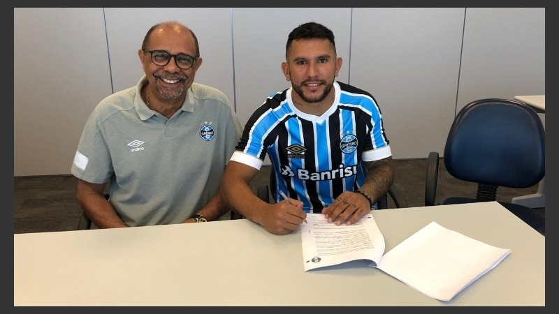 El chaqueño firmó y posó con la casaca tricolor.