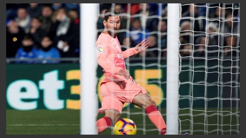 Leo le ganó a todos en el área para poner el 1-0.
