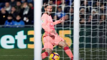 Leo le ganó a todos en el área para poner el 1-0.
