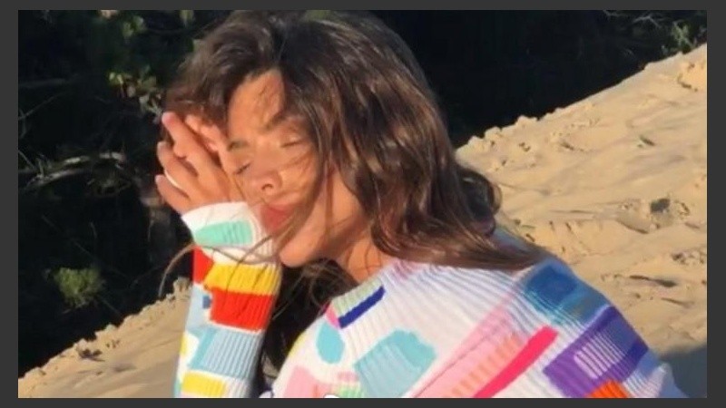 Enamorada, la modelo disfruta del mar y la arena uruguayas. 