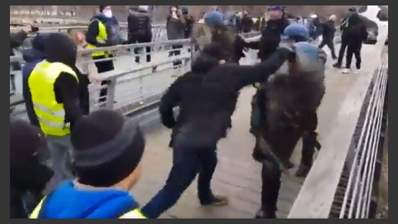 El ex boxeador francés a las trompadas con la policía local. 