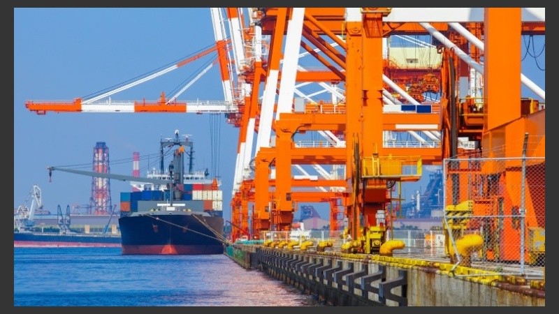 Consta de actividades interactivas sincrónicas y asincrónicas durante el trayecto virtual del curso, y la entrega de un trabajo final de integración.