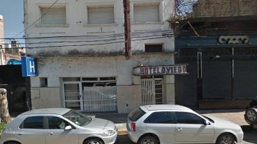 El frente del hotel donde fue encontrado el hombre sin vida.
