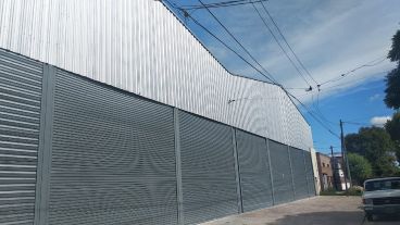 El operario cayó de ocho metros de altura en un galpón de zona oeste.