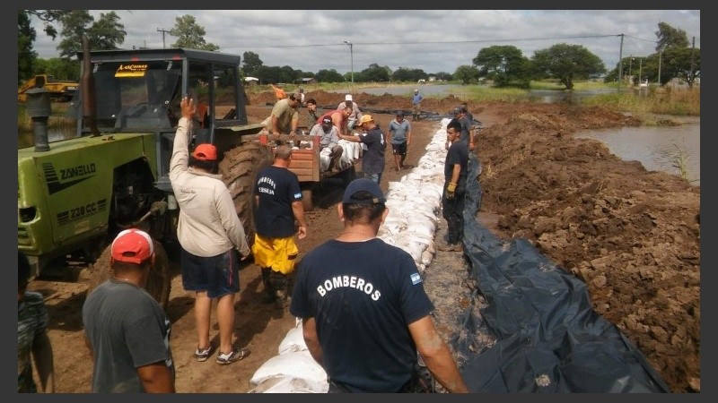 Equipos del gobierno provincial en las zonas afectadas.
