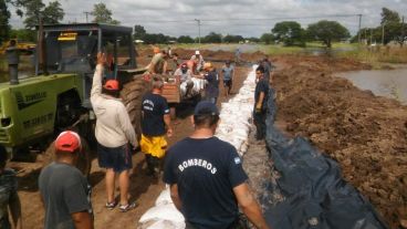 Equipos del gobierno provincial en las zonas afectadas.