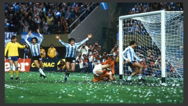 Mario Kempes iniciando el festejo de su histórico gol. 