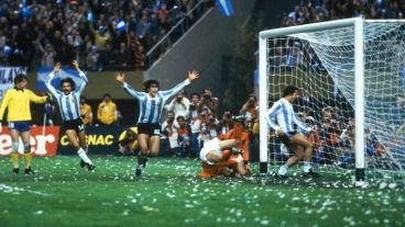 Mario Kempes iniciando el festejo de su histórico gol.