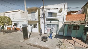 La víctima estaba en la vereda en la puerta de un kiosco cuando fue atacada.