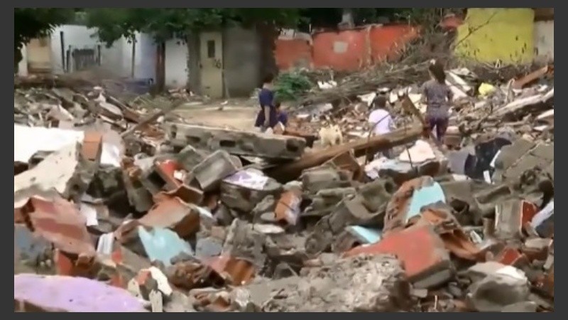 Escombros y un enorme basural entre medio de los vecinos.