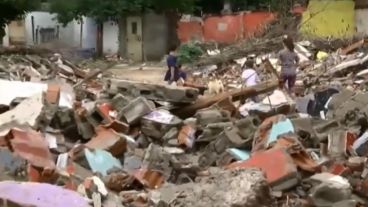 Escombros y un enorme basural entre medio de los vecinos.