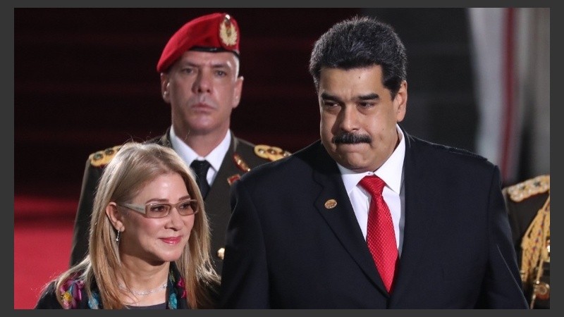 Maduro junto a su mujer en Caracas, a poco de jurar su renovación.