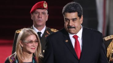 Maduro junto a su mujer en Caracas, a poco de jurar su renovación.