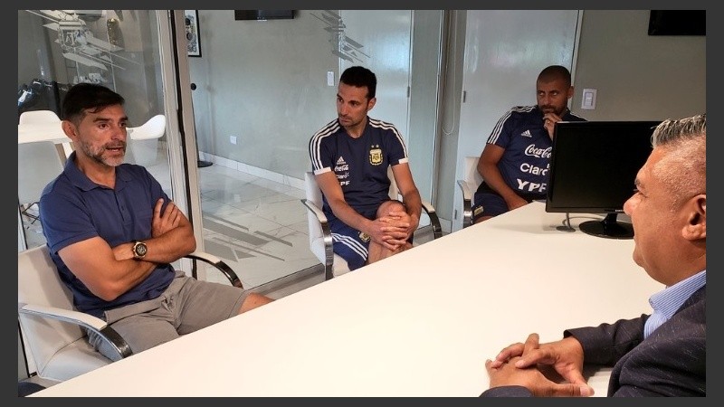 Ayala, Scaloni y Samuel en una charla con Chiqui Tapia.
