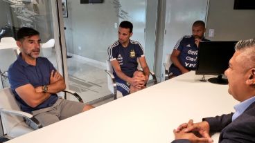 Ayala, Scaloni y Samuel en una charla con Chiqui Tapia.