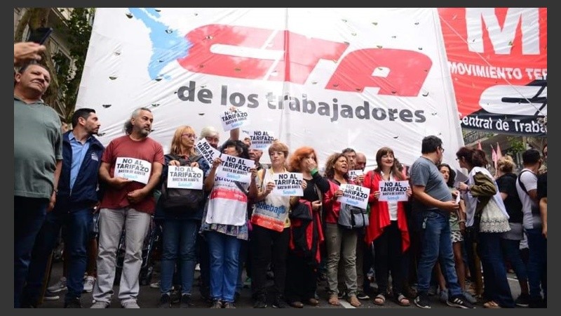 Dirigentes gremiales en la marcha contra los tarifazos.