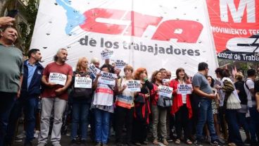 Dirigentes gremiales en la marcha contra los tarifazos.