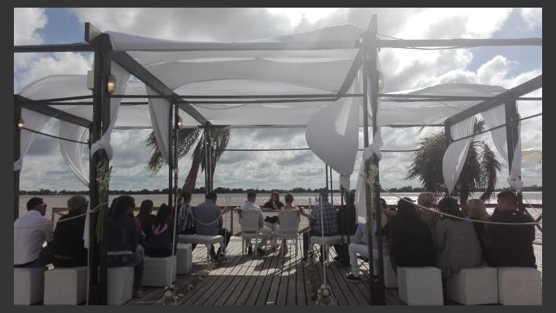 El primer casamiento de la temporada junto al río.