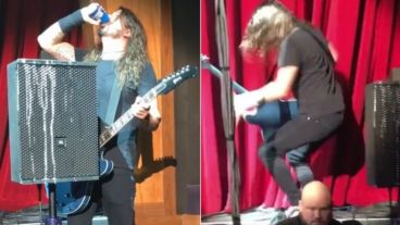 No es la primera vez que Grohl "pierde el equilibrio" en el escenario. En 2015, se quebró una pierna.