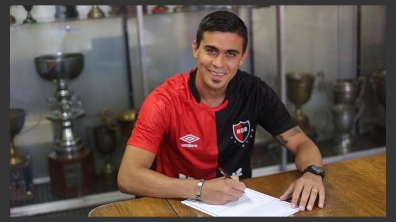 Emanuel Biancucchi cumpliendo el sueño de firmar en Newell's. 