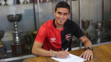 Emanuel Biancucchi cumpliendo el sueño de firmar en Newell's.