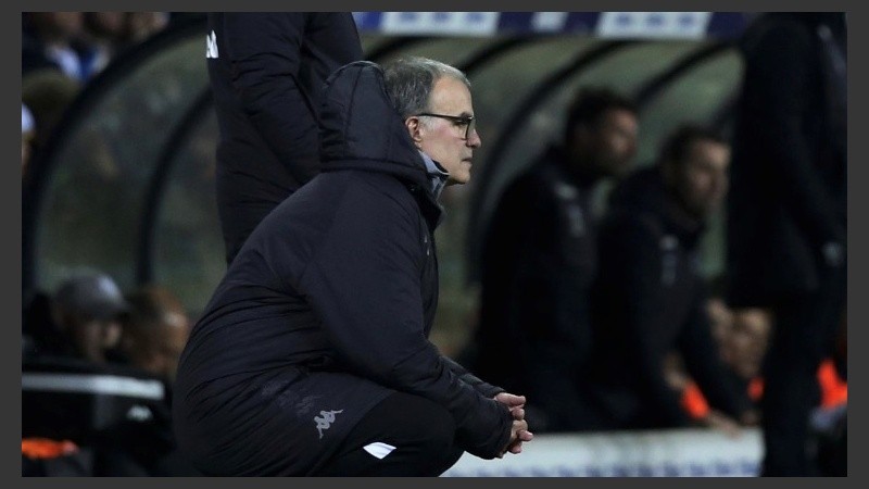 El Loco observa las acciones del encuentro que, finalmente, su equipo ganó.