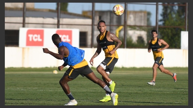 El recién llegado Jarlan Barrera será titular este domingo ante el Pirata. 