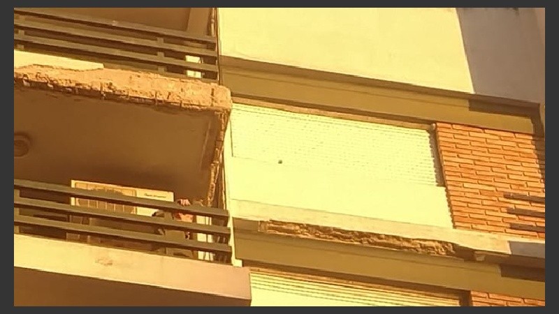 Los pedazos cayeron en momentos en que circulaba mucha gente.