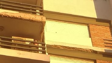 Los pedazos cayeron en momentos en que circulaba mucha gente.