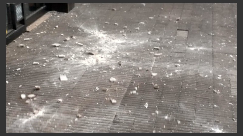 Los pedazos cayeron en momentos en que circulaba mucha gente.