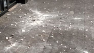 Los pedazos cayeron en momentos en que circulaba mucha gente.