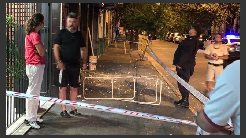 Los pedazos cayeron en momentos en que circulaba mucha gente.