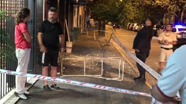 Los pedazos cayeron en momentos en que circulaba mucha gente.